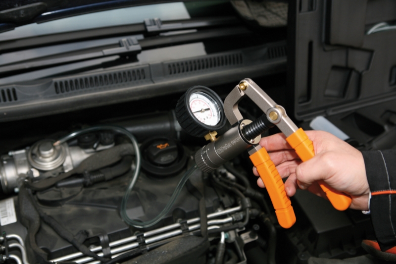 Pressure/Depressure Tester with Accessories and Adaptors - Beta Tools 960P thumbnail 2