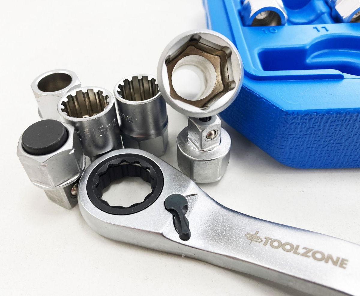 GO THROUGH SOCKET SET 17 PIECES 3/8 AND 1/2 DRIVE 10mm-24mm IN CASE - TOOLZONE KDPSS262 thumbnail 9
