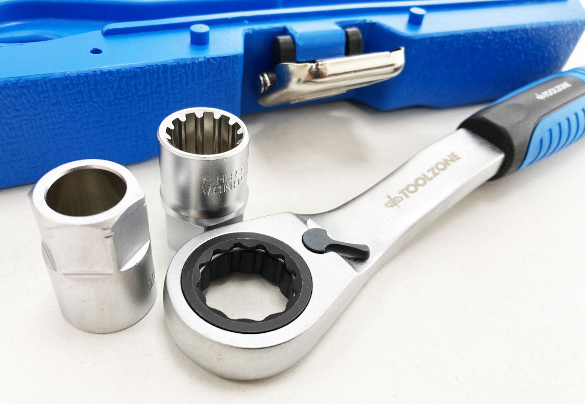 GO THROUGH SOCKET SET 17 PIECES 3/8 AND 1/2 DRIVE 10mm-24mm IN CASE - TOOLZONE KDPSS262 thumbnail 10