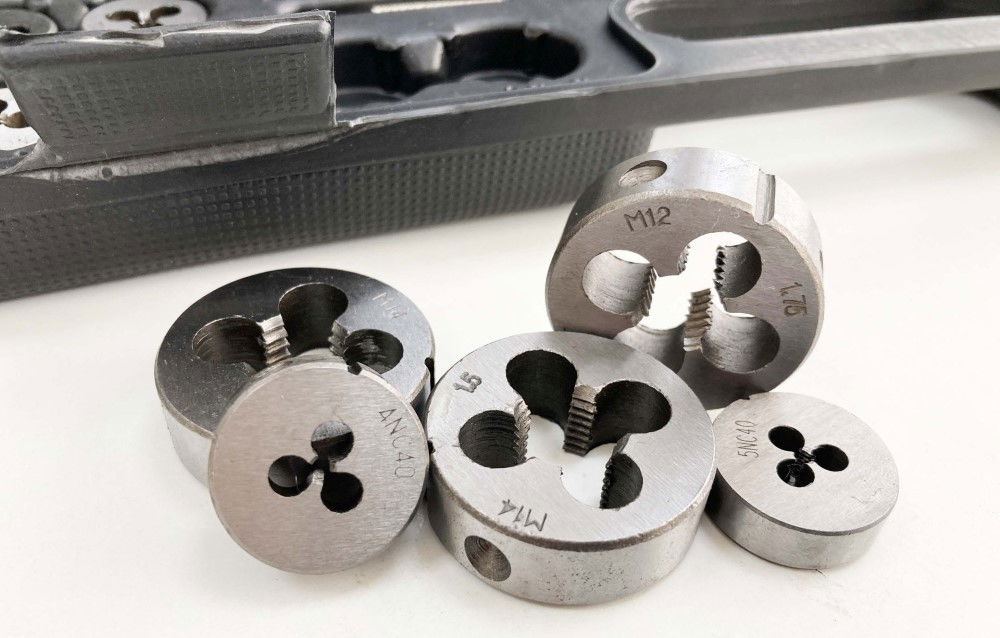 TAP AND DIE SET IMPERIAL 115 PIECE WITH HOLDERS AND WRENCHES - TOOLZONE KDPTP095 thumbnail 6