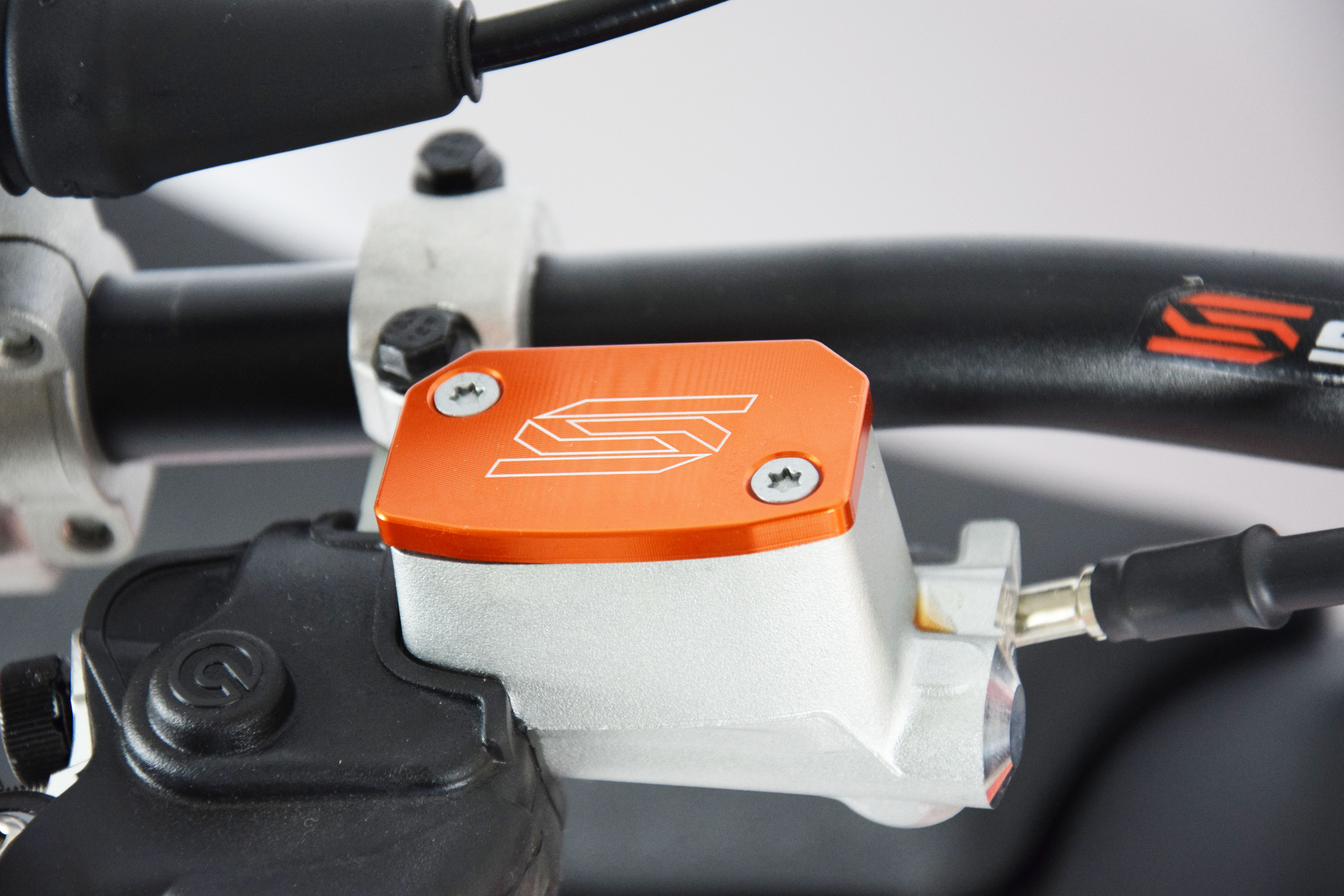 FRONT BRAKE RESERVOIR COVER ORANGE 04-26 BETA HUSABERG HUSQVARNA KTM RR SX XC EXC BREMBO SCAR 5801 thumbnail 3