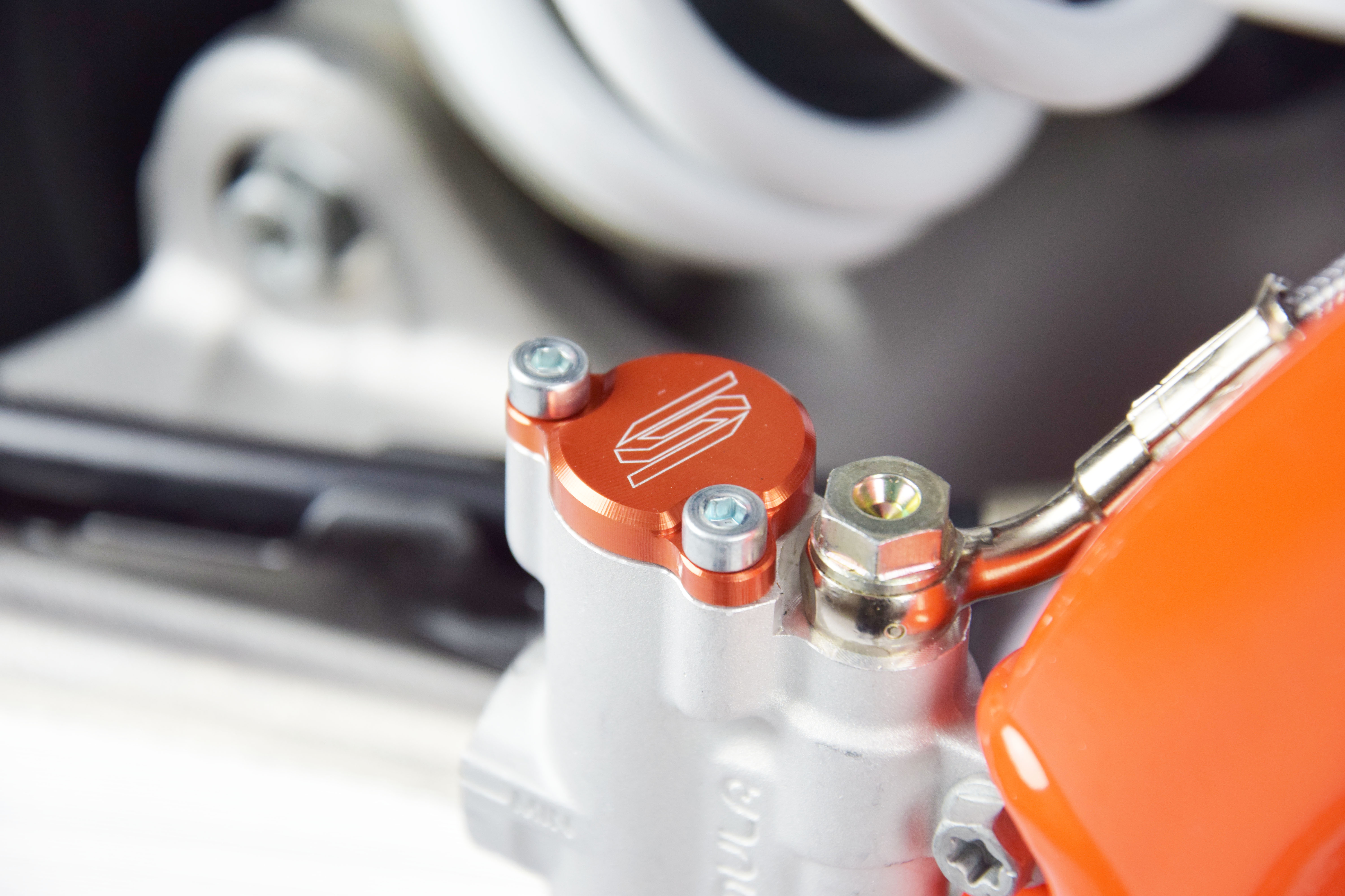 REAR BRAKE RESERVOIR COVER ORANGE 03-26 KTM SX-E SX FREERIDE 5 50 65 85 250 350 SCAR 5900 thumbnail 4